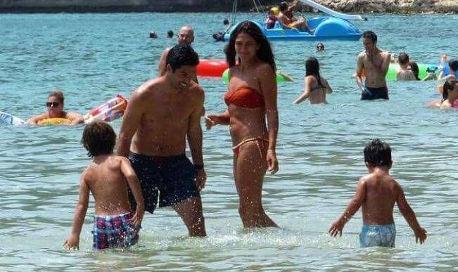 Gabriel Arteta Bernal with his family.